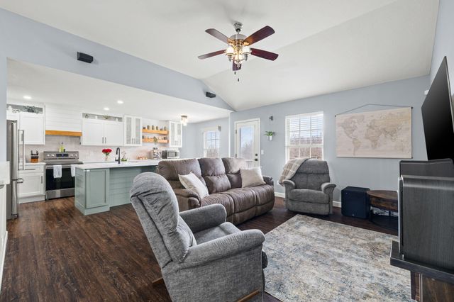 1189 S Casa Grande Avenue, Springfield, MO 65802