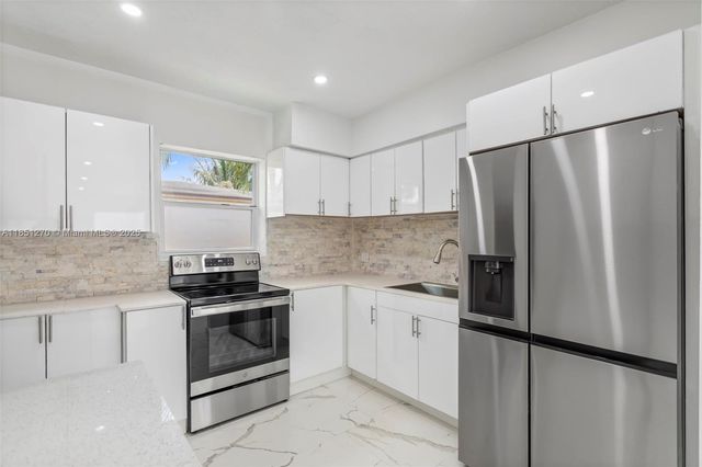 988 NW 10th St, Hallandale Beach, FL 33009
