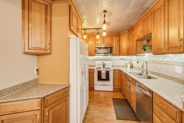 6923 Edenvale Boulevard, Eden Prairie, MN 55346