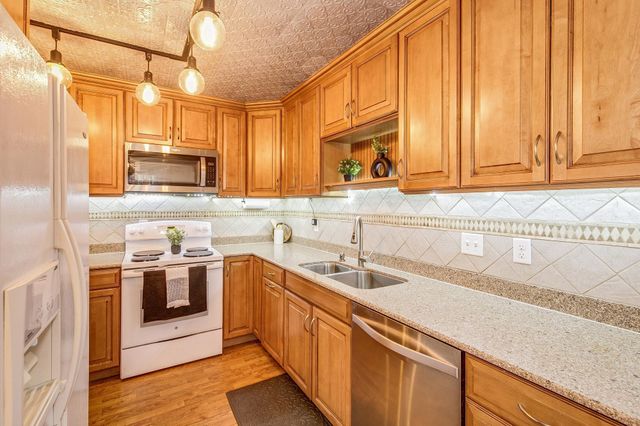 6923 Edenvale Boulevard, Eden Prairie, MN 55346