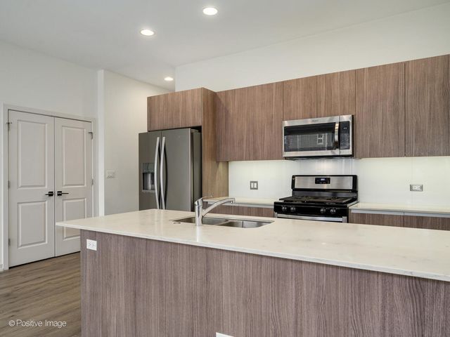 4111 N NARRAGANSETT Avenue 202, Chicago, IL 60634