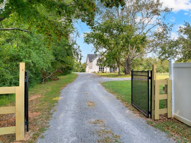 194 Volunteer Rd, Murfreesboro, TN 37128