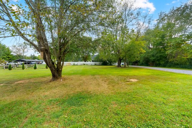 194 Volunteer Rd, Murfreesboro, TN 37128