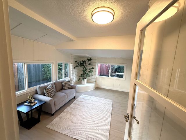 3136 Meadowbrook Dr, Concord, CA 94519