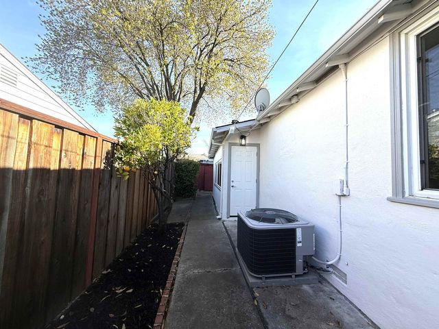 3136 Meadowbrook Dr, Concord, CA 94519