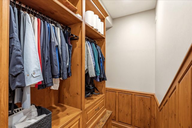 6704 HONESTY DR, Bethesda, MD 20817
