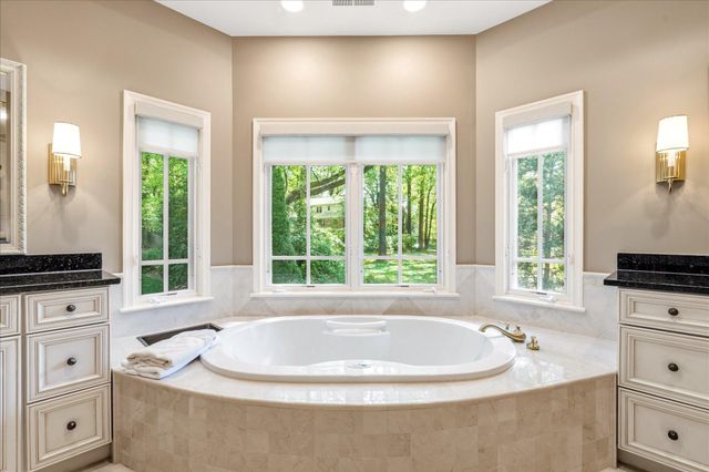 6704 HONESTY DR, Bethesda, MD 20817