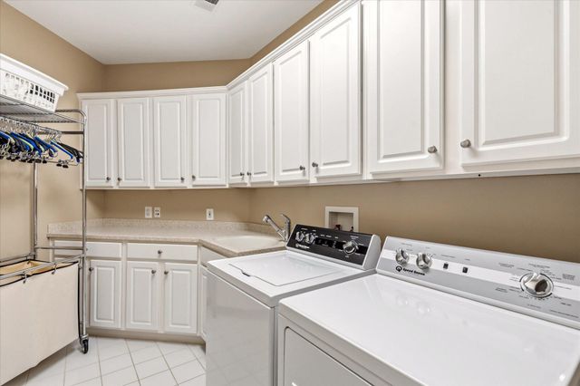 6704 HONESTY DR, Bethesda, MD 20817