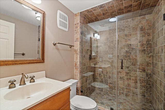 6704 HONESTY DR, Bethesda, MD 20817