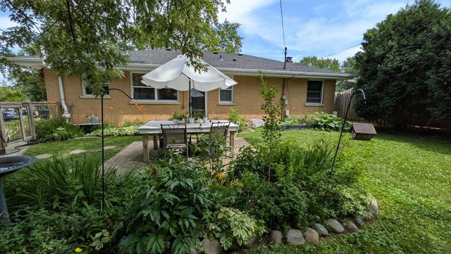 W170N9325 Woodlawn DRIVE, Menomonee Falls, WI 53051