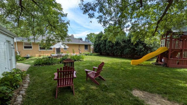 W170N9325 Woodlawn DRIVE, Menomonee Falls, WI 53051