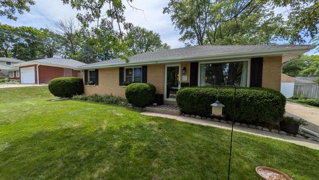W170N9325 Woodlawn DRIVE, Menomonee Falls, WI 53051