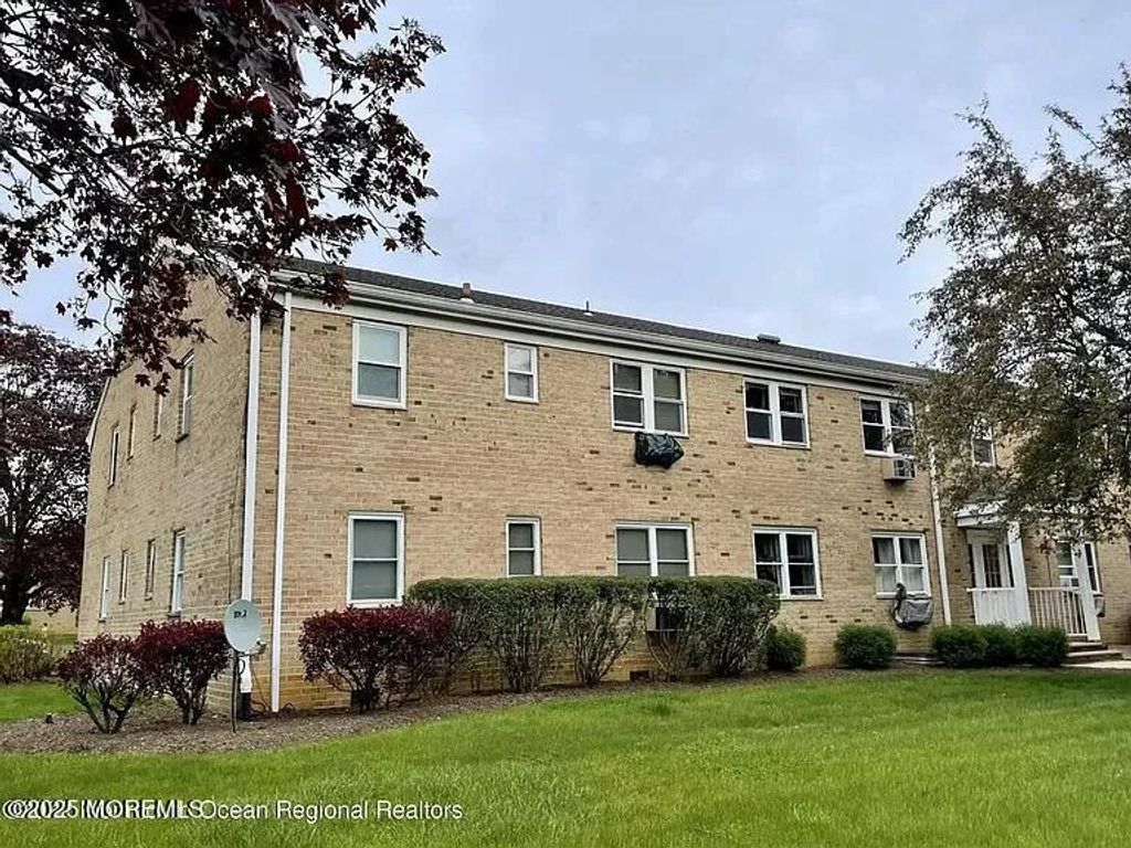 64 Manchester Court G, Freehold, NJ 07728