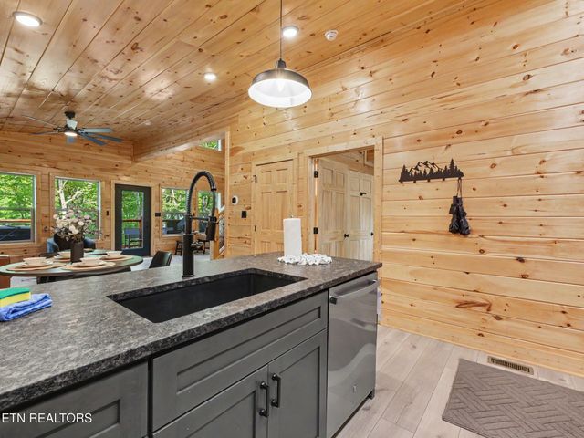 2407 Ridgehigh Pass, Sevierville, TN 37876