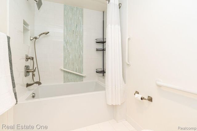 7086 Danbrooke Court, West Bloomfield, MI 48322