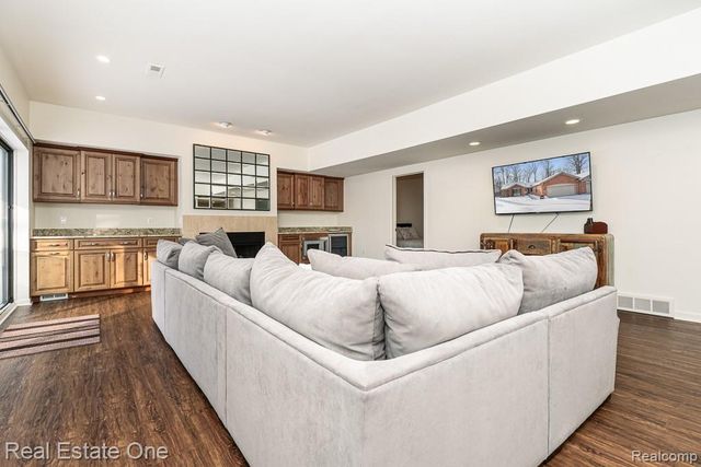 7086 Danbrooke Court, West Bloomfield, MI 48322