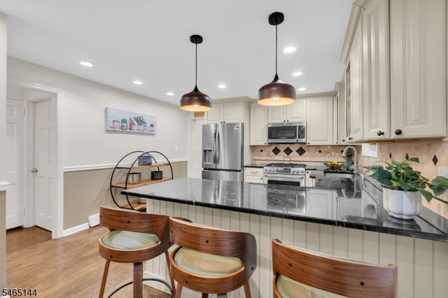 15 Ferguson Rd, Warren Twp., NJ 07059