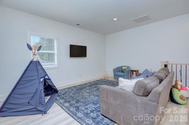 526 Seldon Drive, Charlotte, NC 28216