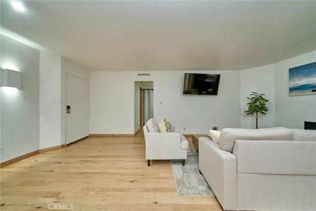 950 N Kings Road 45, West Hollywood, CA 90069