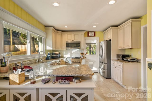 2 Bevlyn Drive, Asheville, NC 28803
