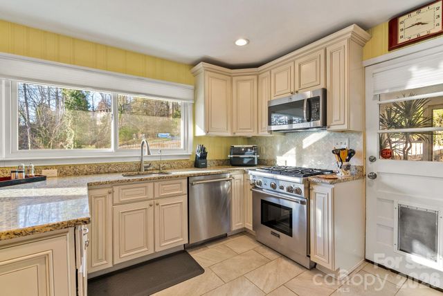 2 Bevlyn Drive, Asheville, NC 28803