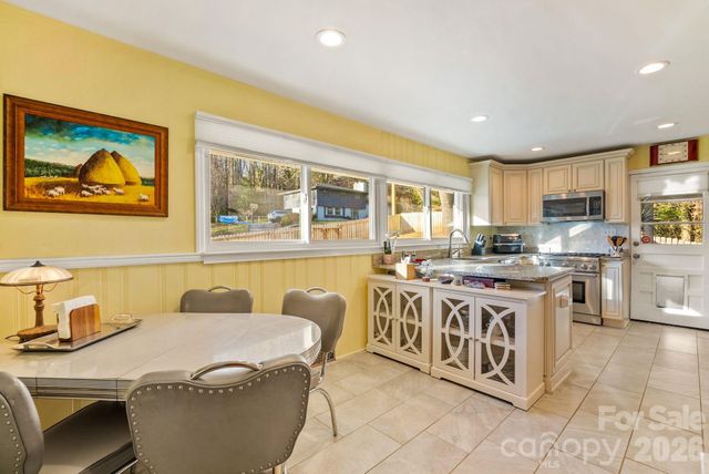 2 Bevlyn Drive, Asheville, NC 28803