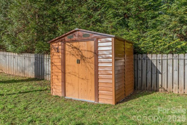 2 Bevlyn Drive, Asheville, NC 28803