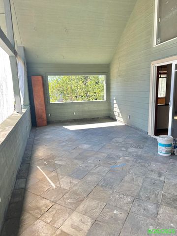 1690 NE Beacon Drive, Grants Pass, OR 97526