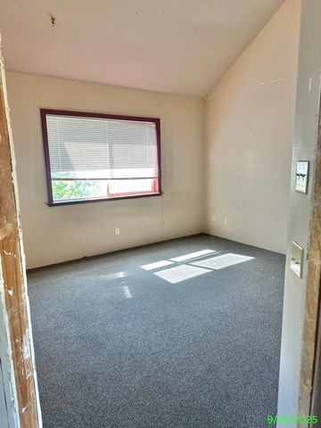 1690 NE Beacon Drive, Grants Pass, OR 97526