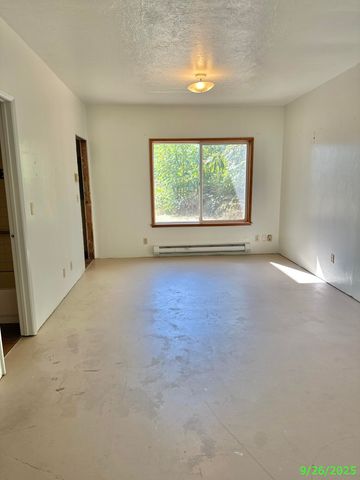 1690 NE Beacon Drive, Grants Pass, OR 97526