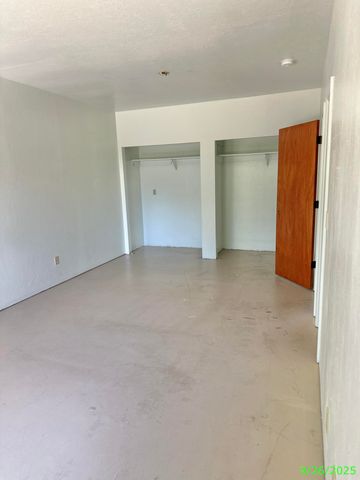 1690 NE Beacon Drive, Grants Pass, OR 97526