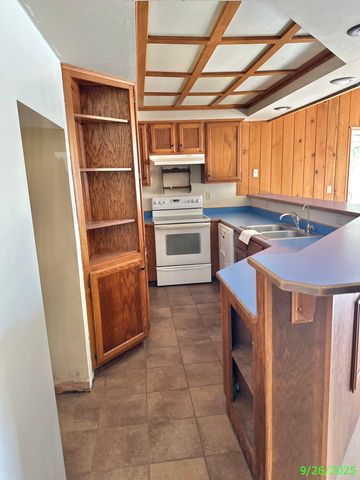 1690 NE Beacon Drive, Grants Pass, OR 97526