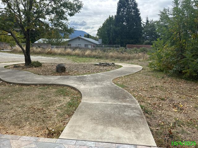 1690 NE Beacon Drive, Grants Pass, OR 97526