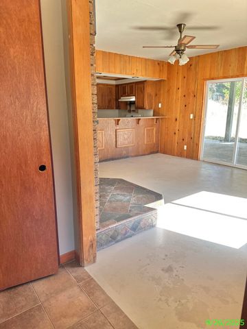 1690 NE Beacon Drive, Grants Pass, OR 97526