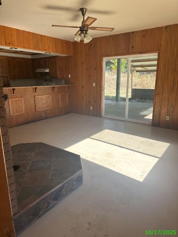 1690 NE Beacon Drive, Grants Pass, OR 97526