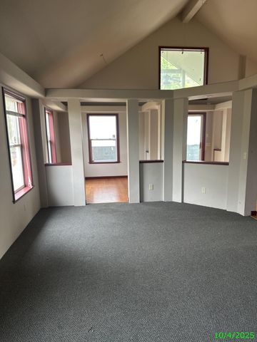 1690 NE Beacon Drive, Grants Pass, OR 97526