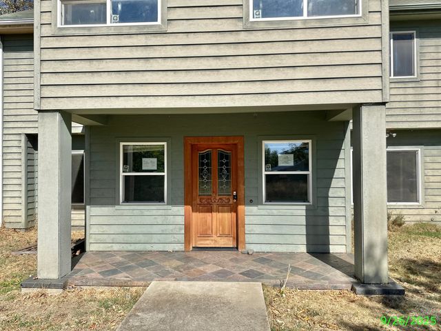 1690 NE Beacon Drive, Grants Pass, OR 97526