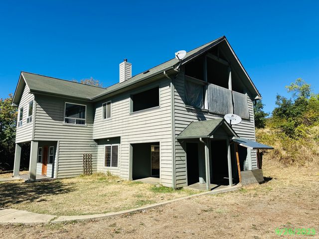 1690 NE Beacon Drive, Grants Pass, OR 97526