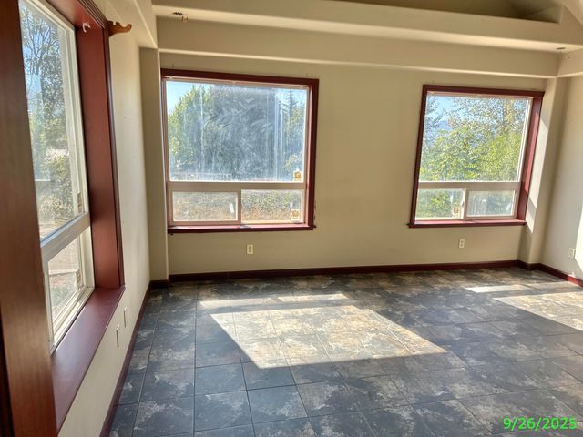 1690 NE Beacon Drive, Grants Pass, OR 97526