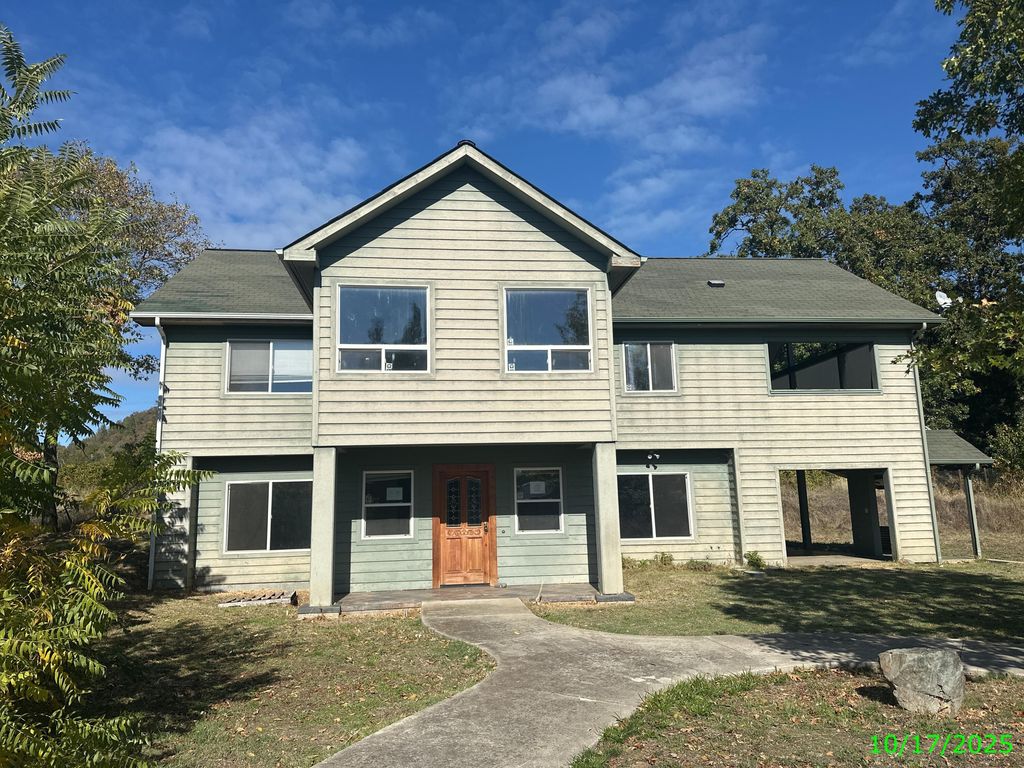 1690 NE Beacon Drive, Grants Pass, OR 97526