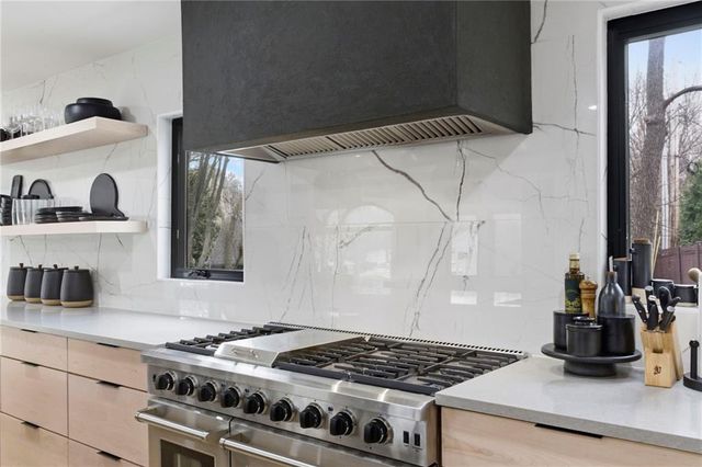 5500 Mission Road, Fairway, KS 66205