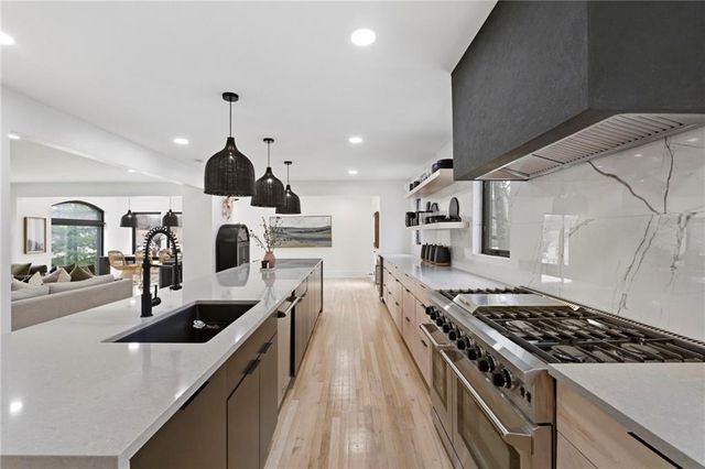 5500 Mission Road, Fairway, KS 66205