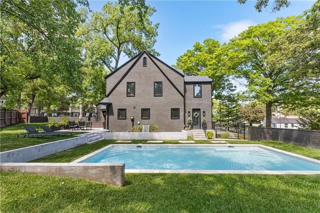 5500 Mission Road, Fairway, KS 66205