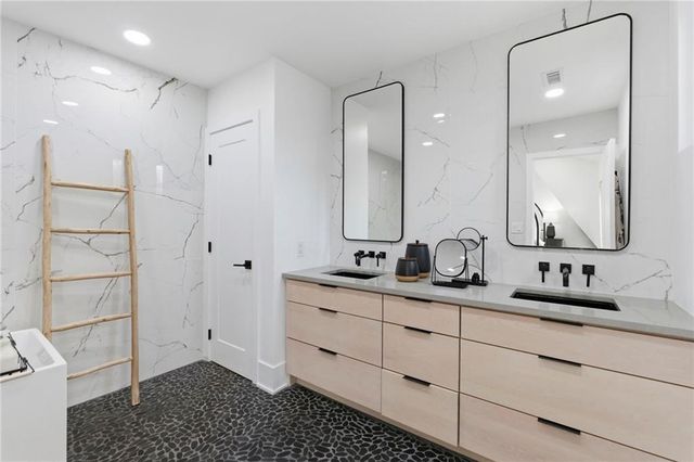 5500 Mission Road, Fairway, KS 66205