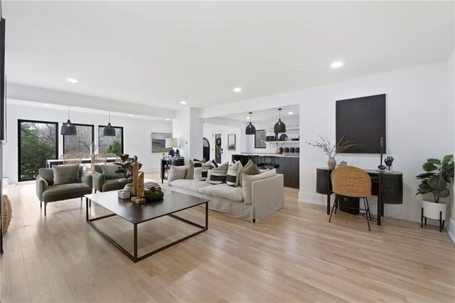 5500 Mission Road, Fairway, KS 66205