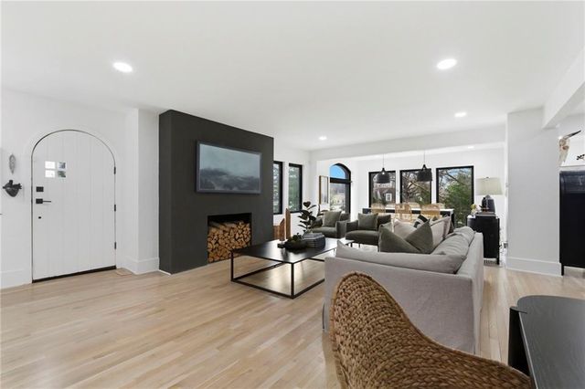 5500 Mission Road, Fairway, KS 66205