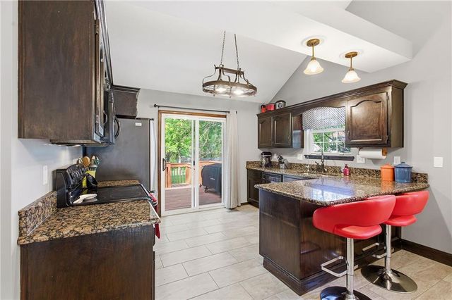 1005 NW PENNINGTON Place, Blue Springs, MO 64015