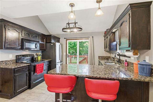 1005 NW PENNINGTON Place, Blue Springs, MO 64015