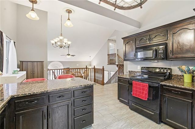 1005 NW PENNINGTON Place, Blue Springs, MO 64015