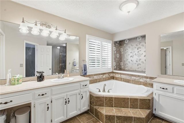 1005 NW PENNINGTON Place, Blue Springs, MO 64015